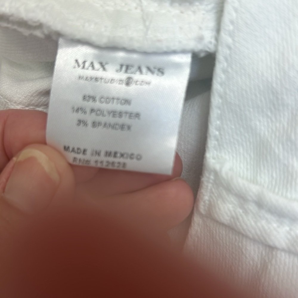 81. Max Jeans, white Denim shorts, size 2, 5 pockets, 7” inseam, 8” rise EUC - Picture 6 of 7